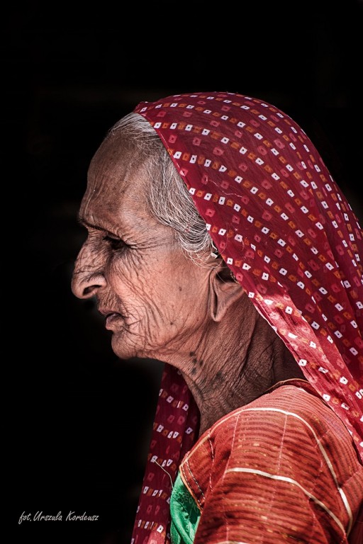 Profil starszej hinduski z chustą na głowie