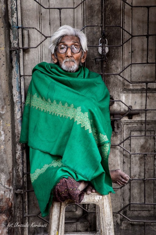 Starszy hindus na krześle w okularach i bez nóg