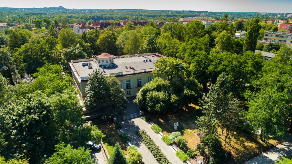 Widok budynku wśród zielenii z lotu ptaka