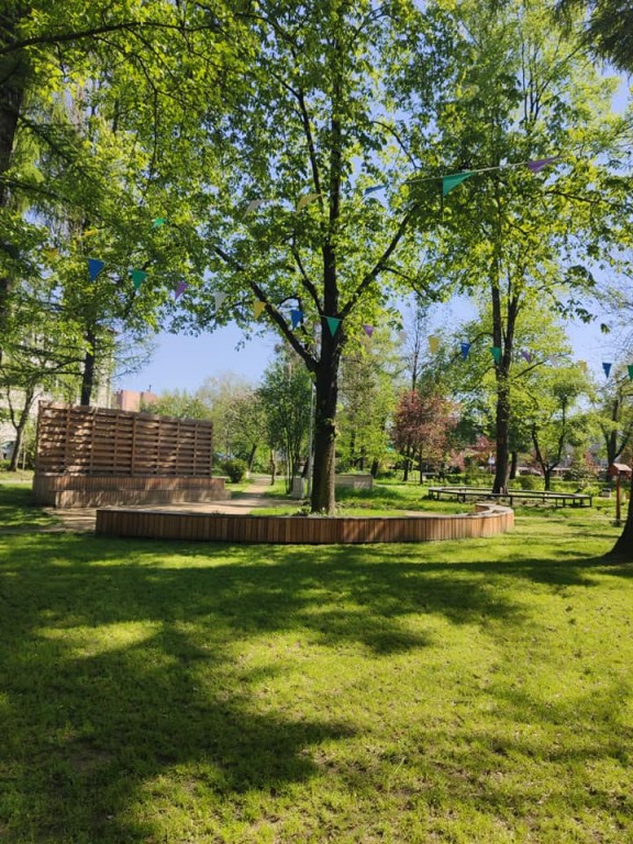 Zdjęcie ogródka w parku z daleka