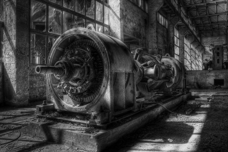 Czarno-białe zdjęcie maszyny w opuszczonym budynku