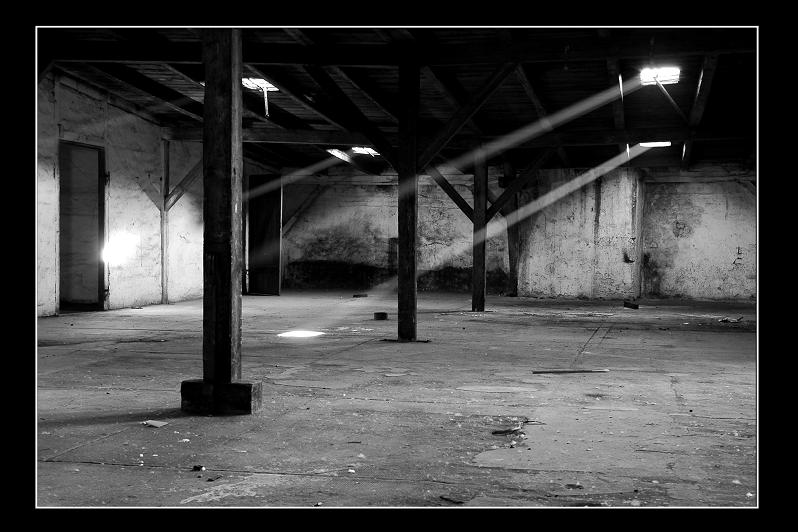 Czarno-białe zdjęcie opuszczonego, pustego pomieszczenia