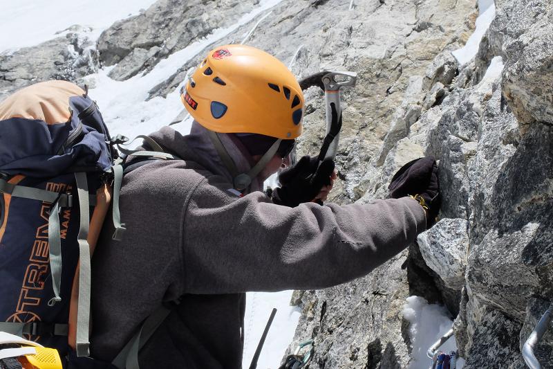 Alpinista na ścianie skalnej