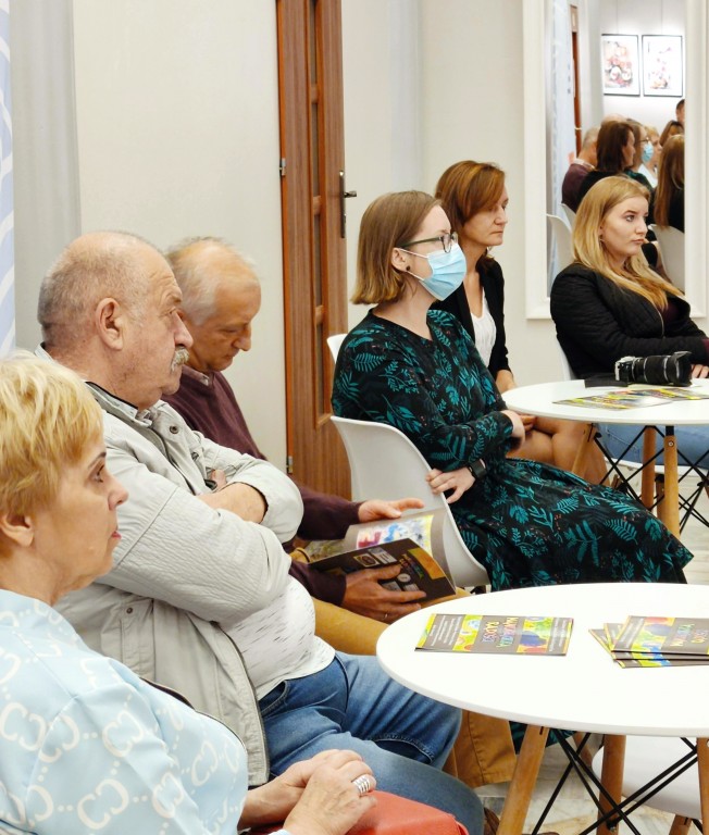 goście słuchający opowiadania o wystawie w  Galerii w galerii Kolumnowej