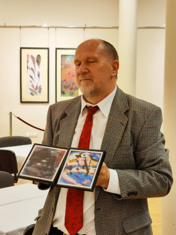 Waldemar Karola Mroziewski prezentuje małe prace oprawione w ramki
