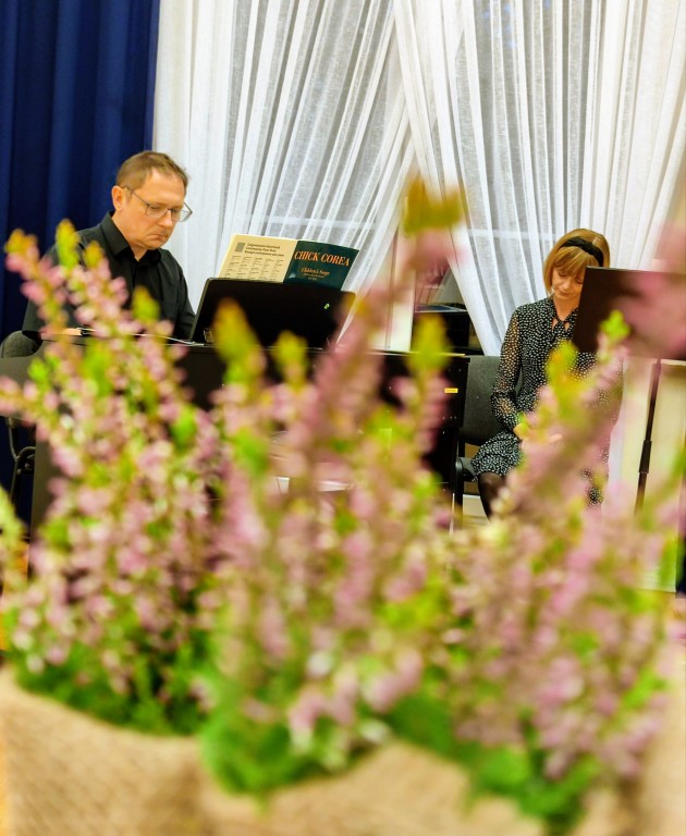 duet Karolina i Jarosław Hanik podczas recitalu na tle okna