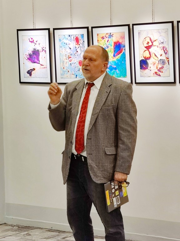 Waldemar Karola Mroziewski opowiada o wystawie   na tle prac w Galerii Drugiego Planu