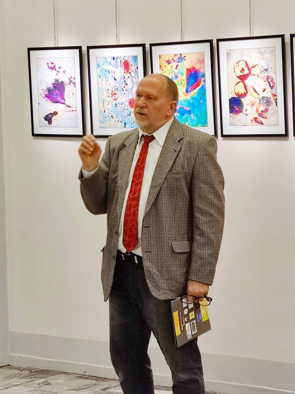 Waldemar Karola Mroziewski opowiada o wystawie   na tle prac w Galerii Drugiego Planu