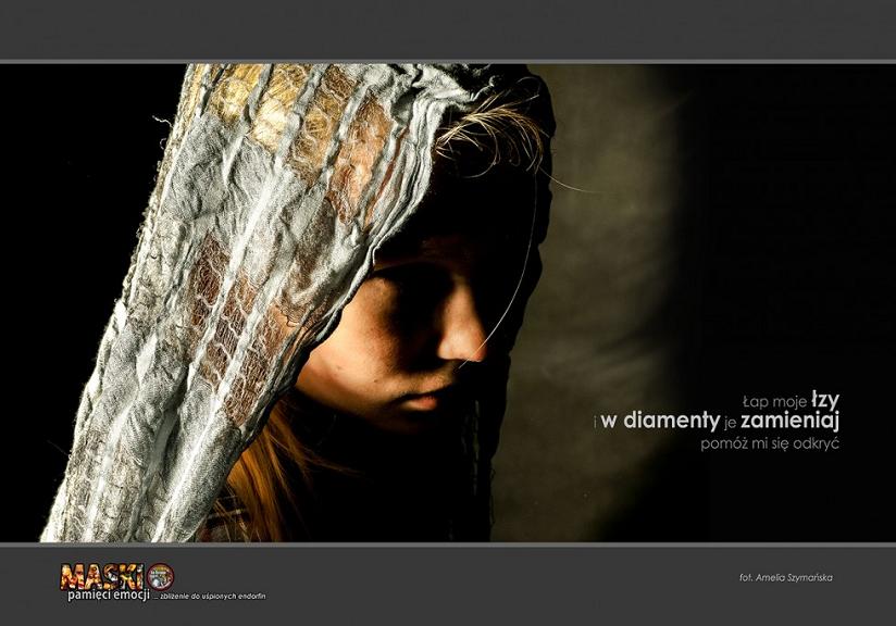 Plakat MASKI osoba przykryta zmechaconym materiałem, jej twarz zakryta cieniem