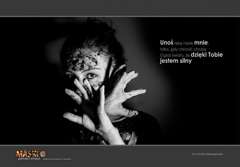 plakat MASKI czarno-białe zdjęcie osoby zakrywającej się obiema rękami