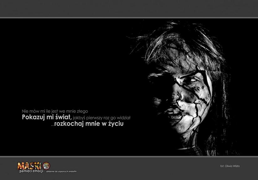 plakat MASKI czarno-białe zdjęcie popękanej twarzy dziewczynki