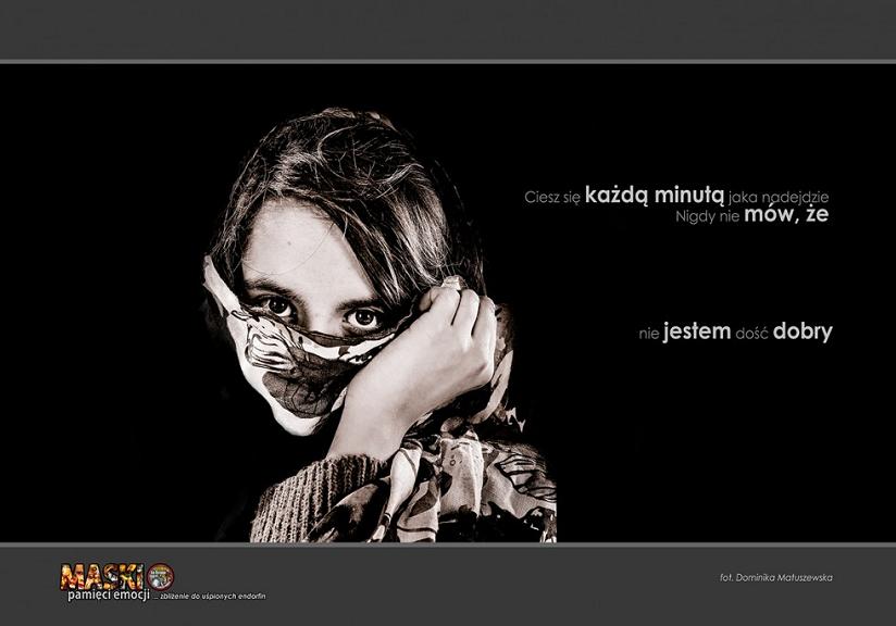 plakat MASKI kobieta zakrywa chustą twarz