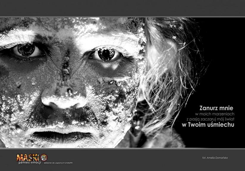 plakat MASKI czarno-białe zdjęcie twarzy dziewczynki z chropowatą skórą