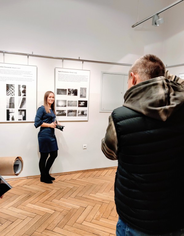 meszczyzna fotgrafujące autorke na tle jej zdjec