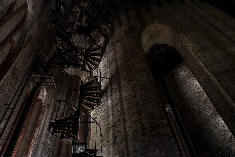 Długie, okrągłe schody w opuszczonym, brudnym budynku