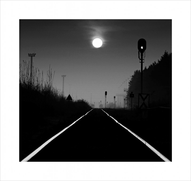 Czarno-białe zdjęcie drogi w nocy w białej ramce