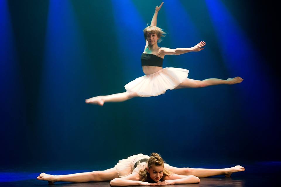 Dwie baletnice występujące na scenie