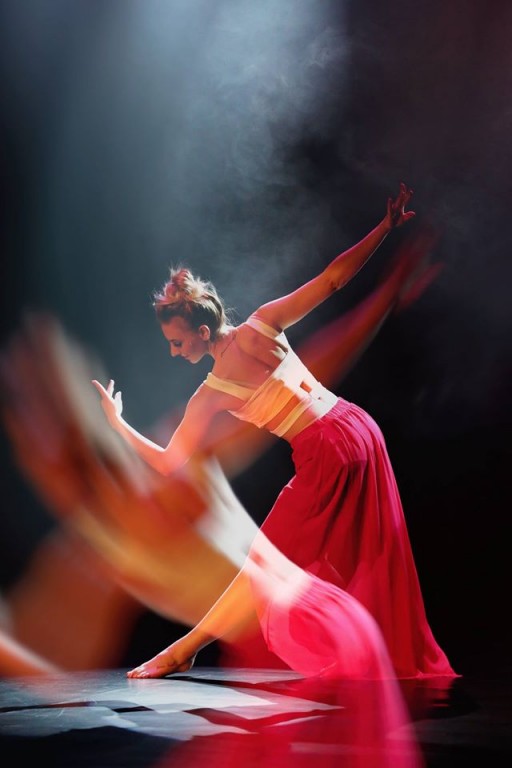 Tancerka w długiej, czerwonej spódnicy