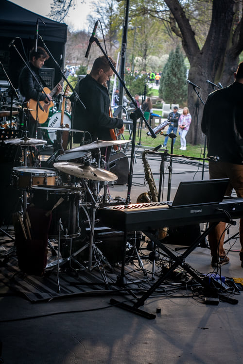 Zdjęcie przedstawia kapelę muzyczną