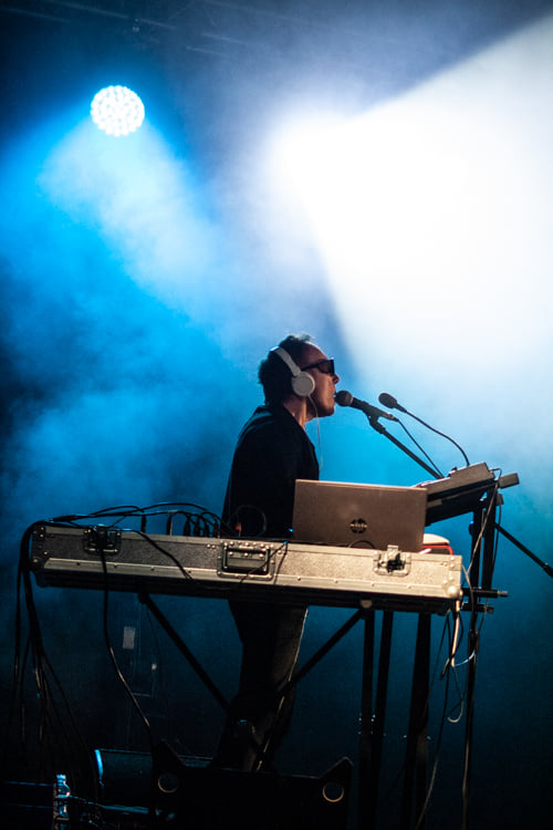 Zdjęcie przedstawia muzyka