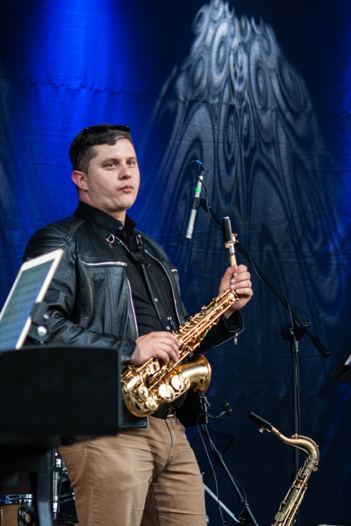 Zdjęcie przedstawia saksofonistę