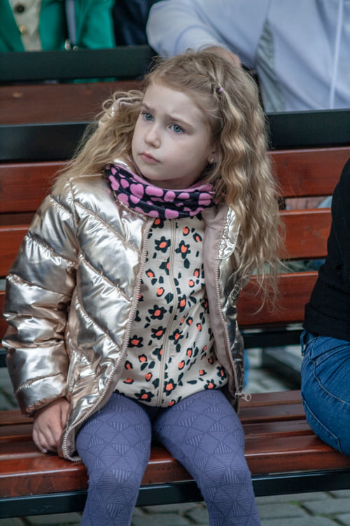 Zdjęcie przedstawia małą dziewczynkę