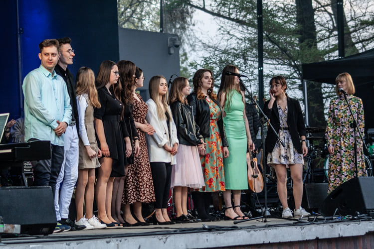 Grupowe zdjęcie artystów występujących na scenie