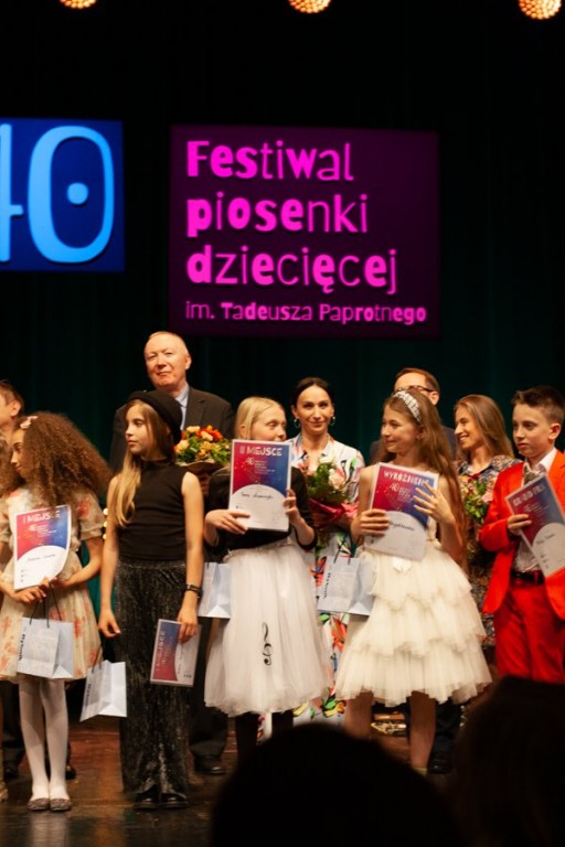 Zwycięzcy festiwalu trzymają nagrody i dyplomy