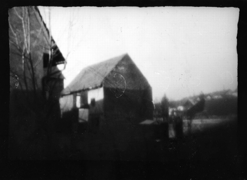 Czarno-białe zdjęcie małych domków
