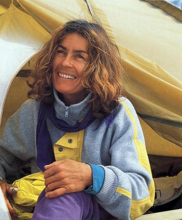 Uśmiechająca się kobieta wchodząca z namiotu
