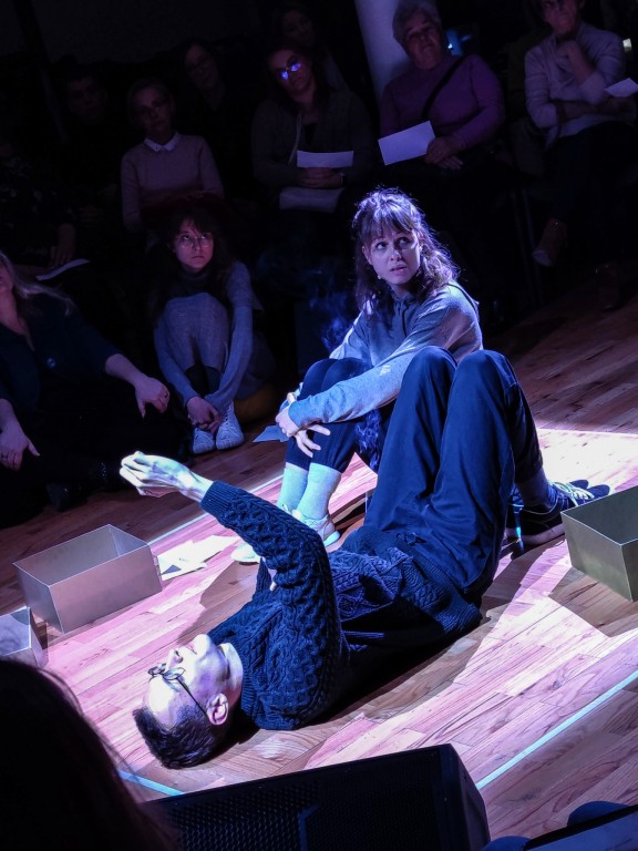 aktorzy leżą na podłodzie i prowadzą dialog