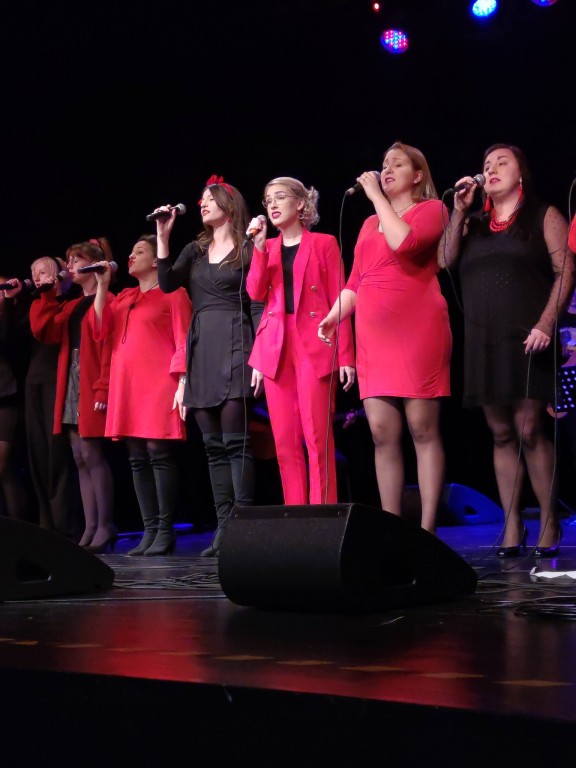 grupa śpiewających kobiet