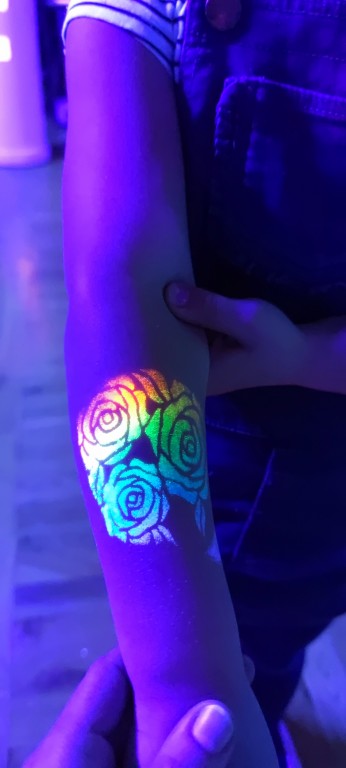 Neonowy tatuaż na ręce