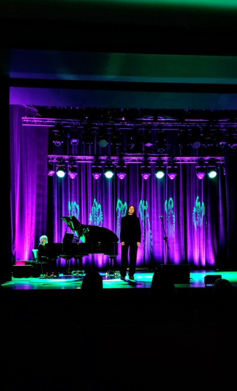 Kobieta oraz pianista występują na scenie