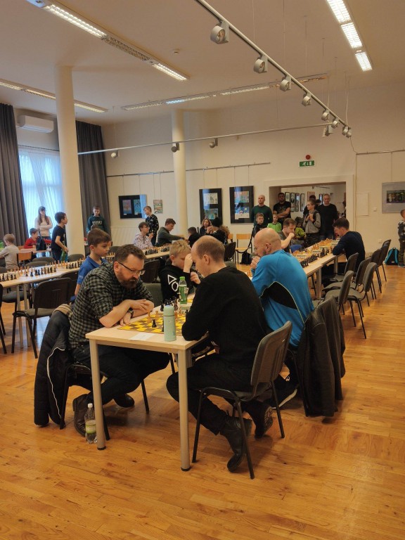 Uczestnicy grają w szachy