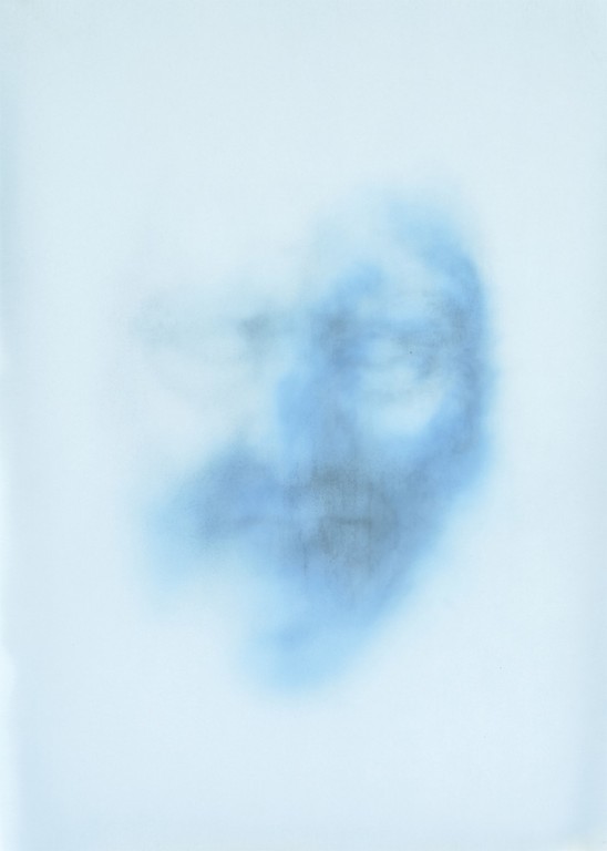Niebieskie zdjęcie cienia twarzy osoby na białym tle