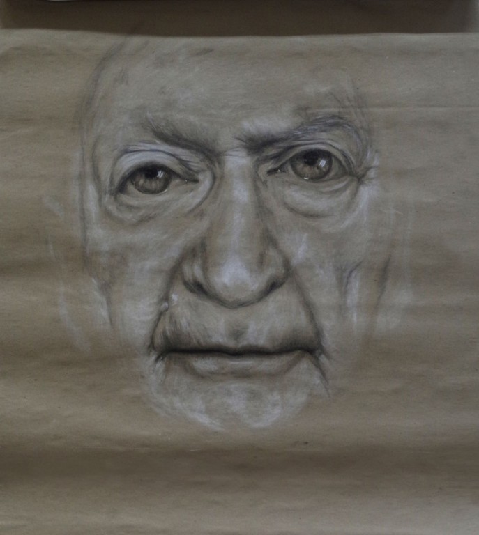 Szkic na brązowym papierze twarzy starszej osoby