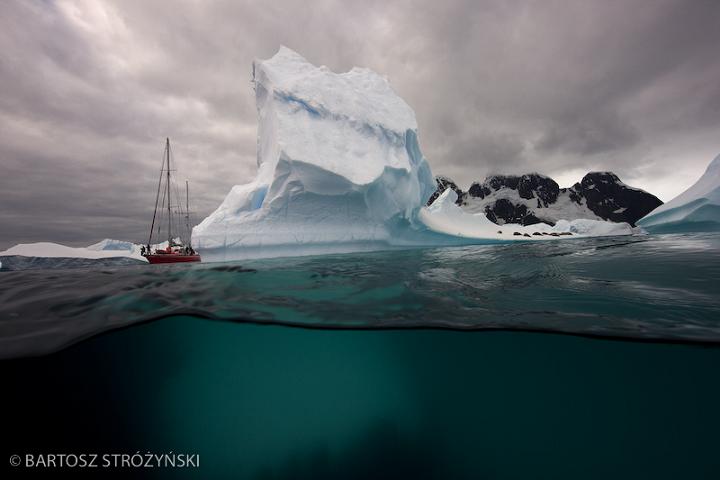 Łódź zacumowana przy arktycznym lodzie