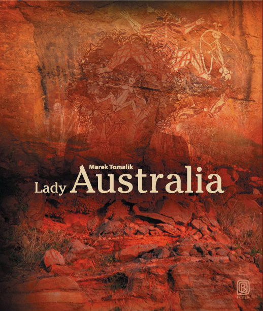 Pomarańczowa kamienna ściana i porozrzucane skały, podpisane 'Lady Australia Marek Tomalik'