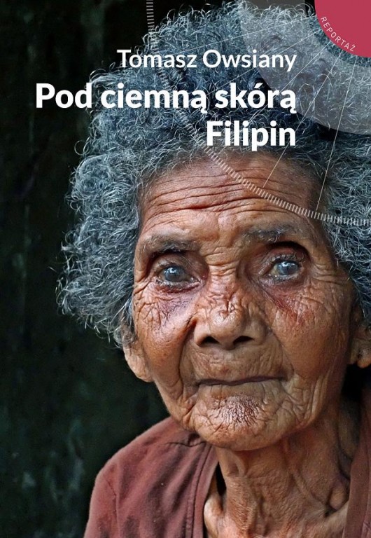 Zdjęcie portretowe starszej ciemnoskórej kobiety, podpisane 'Tomasz Owsiany. Pod ciemną skórą Filipin'