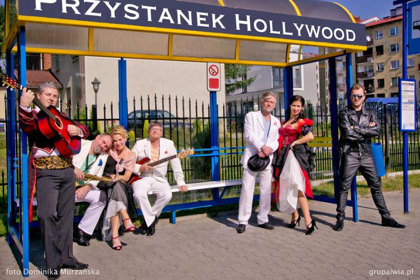 Grupa ludzi siedząca na 'Przystanku Hollywood'