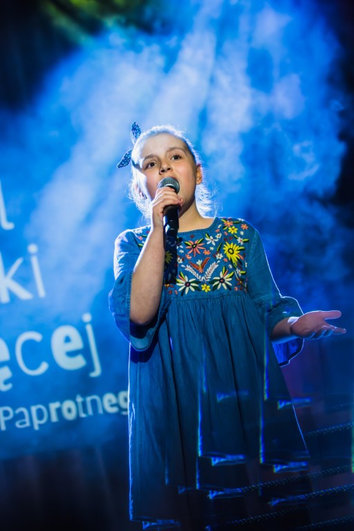 dziewczyna podczas występu na scenie