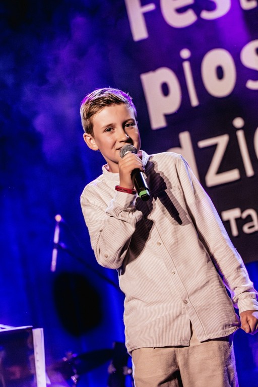 chłopak podczas występu na scenie