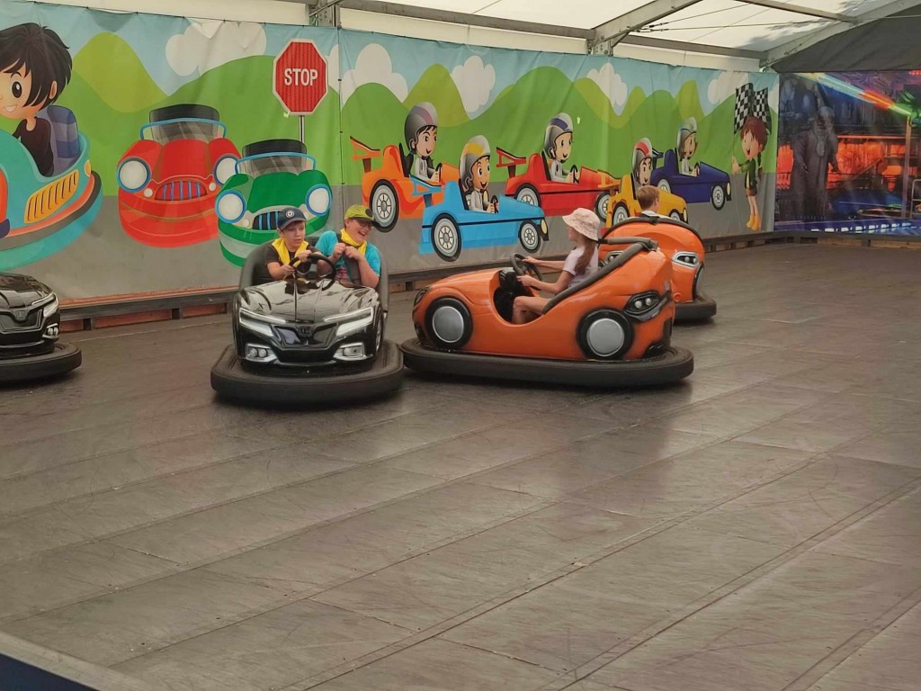 Dzieci jeżdżą samochodzikami z Autodromu