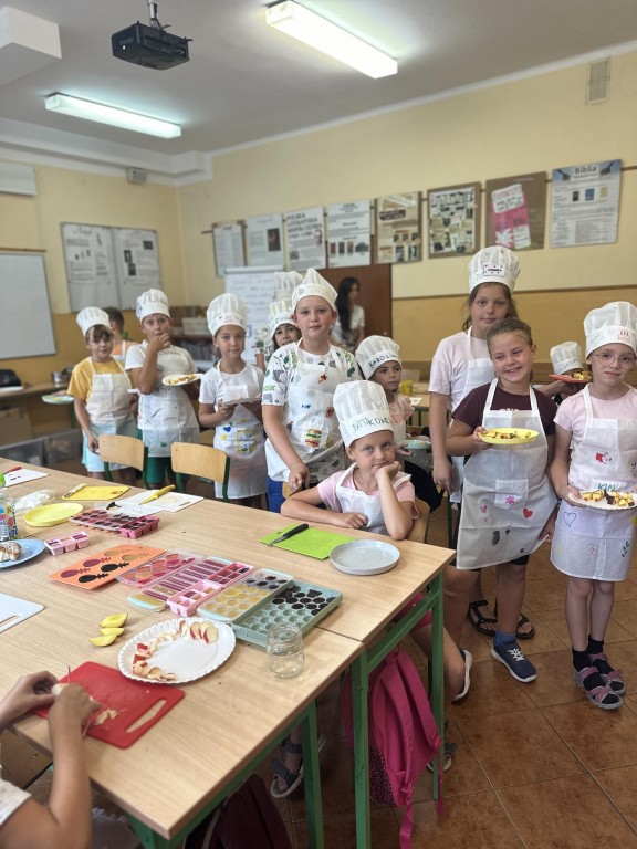 Zdjęcie grupowe dzieci ze zrobionymi przez nie mydełkami.