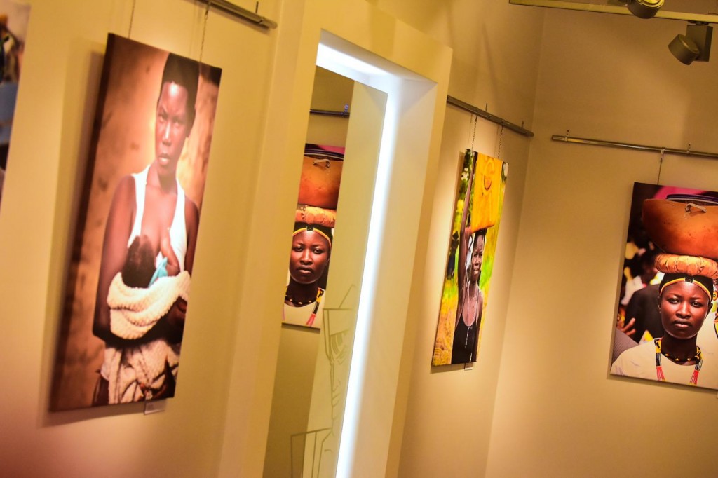 Galeria ze zdjęciami kobiet.