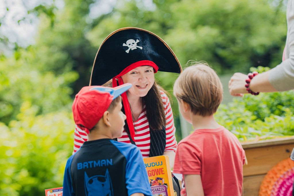 Piratka rozmawia z dwójką dzieci.
