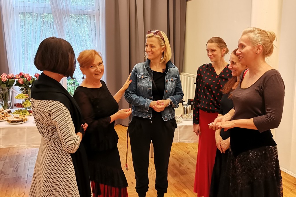 Kobiety rozmawiają ze sobą.