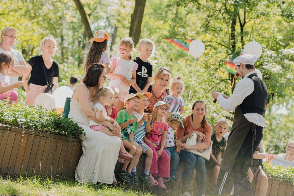 Dzieci oglądają pokaz.
