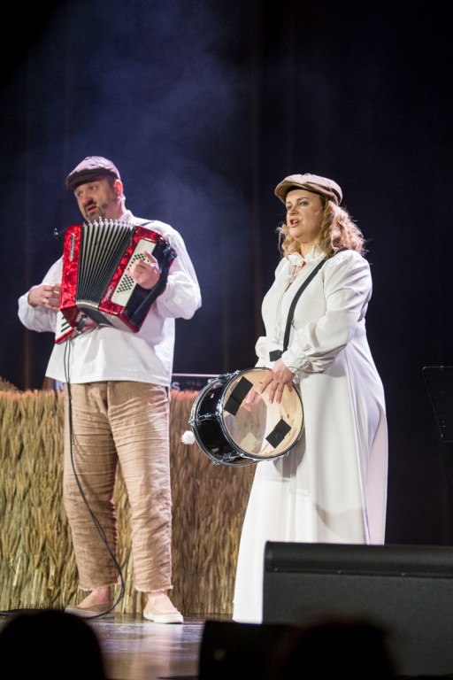 Aktorzy grają na instrumentach.